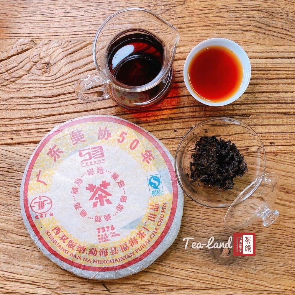 茶韻 【茶韻】2006年福海茶廠 7576 熟餅357克 廣東美協50週年紀念(附普洱茶專用收藏盒*1.可提袋)