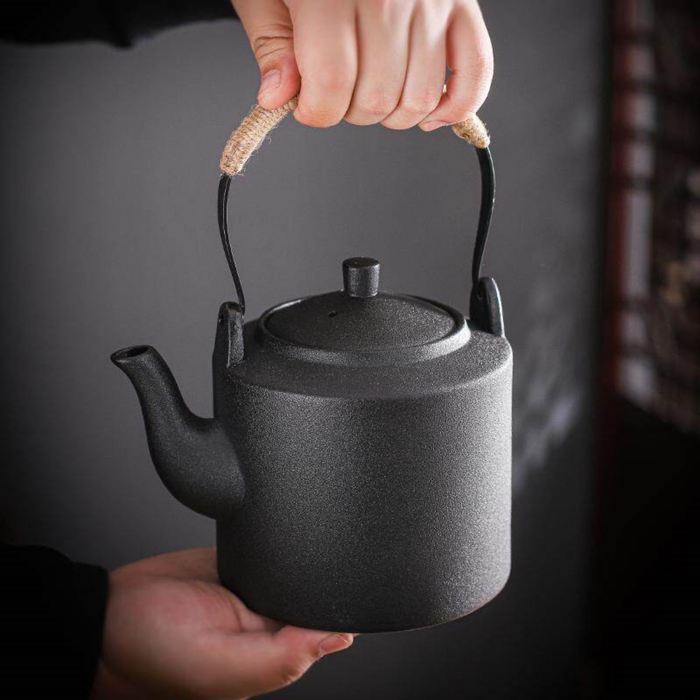 【銳達】煮茶壺 黑陶茶壺 提樑陶壺 泡茶壺 粗陶煮水壺 復古陶製茶壺 麻繩包裹提樑防燙 直筒壺身
