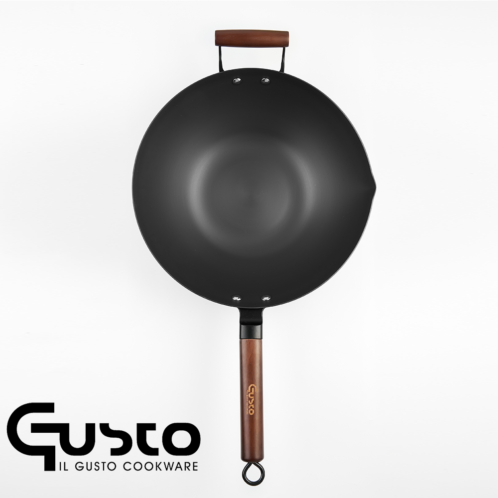 GUSTO (免開鍋.電磁爐適用)窒化無塗層鐵炒鍋32cm贈高品質玻璃鍋蓋