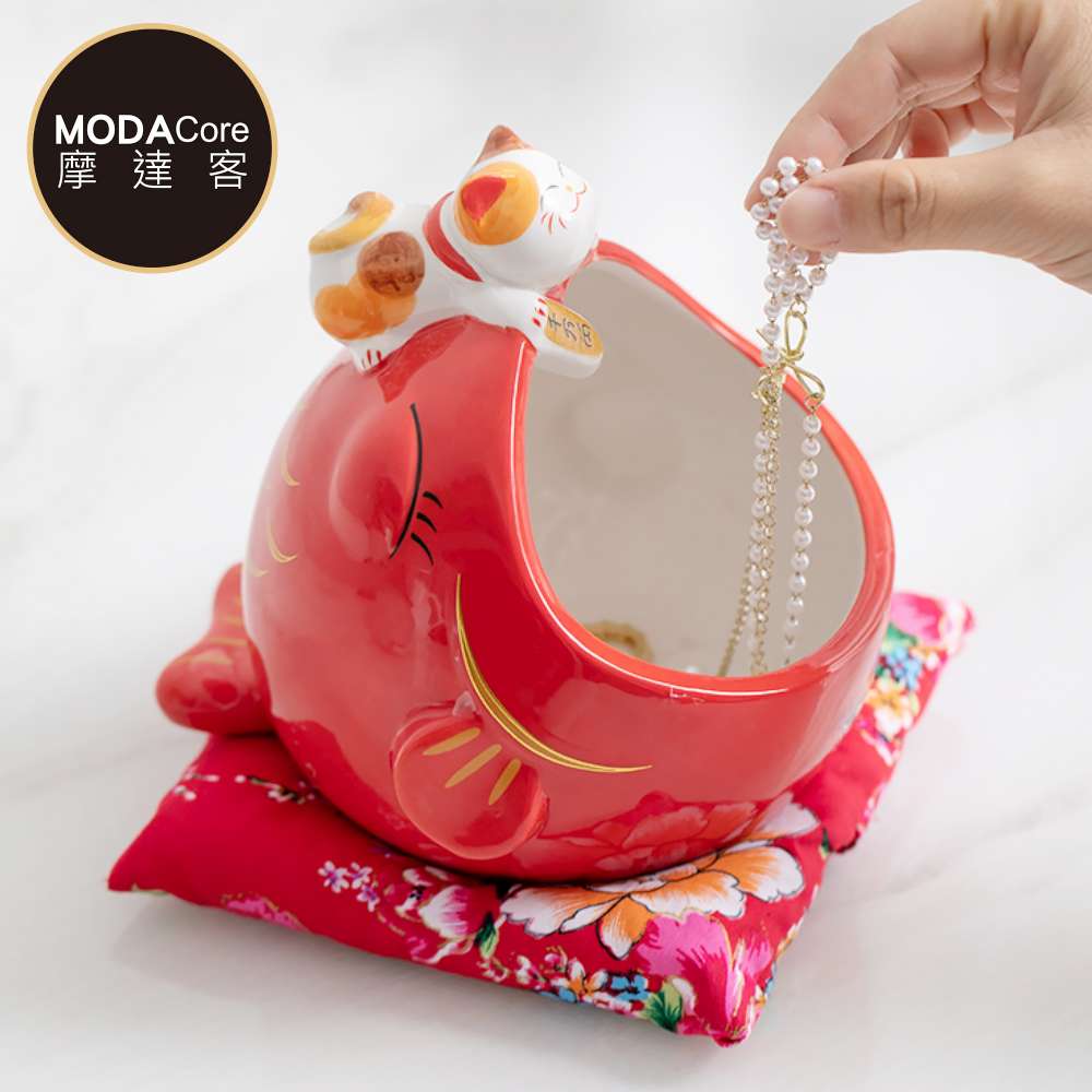 MODACore 摩達客◉開運招財◉大嘴金魚招財貓陶瓷糖果罐(含坐墊)_擺飾桌