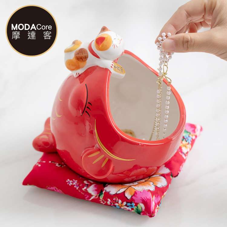 MODACore 摩達客◉開運招財◉大嘴金魚招財貓陶瓷糖果罐(含坐墊)_擺飾桌