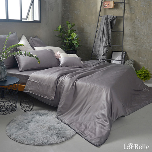 La Belle 義大利《雅致典範》雙人天絲滾邊刺繡防蹣抗菌吸濕排汗兩用被床包組-深灰色