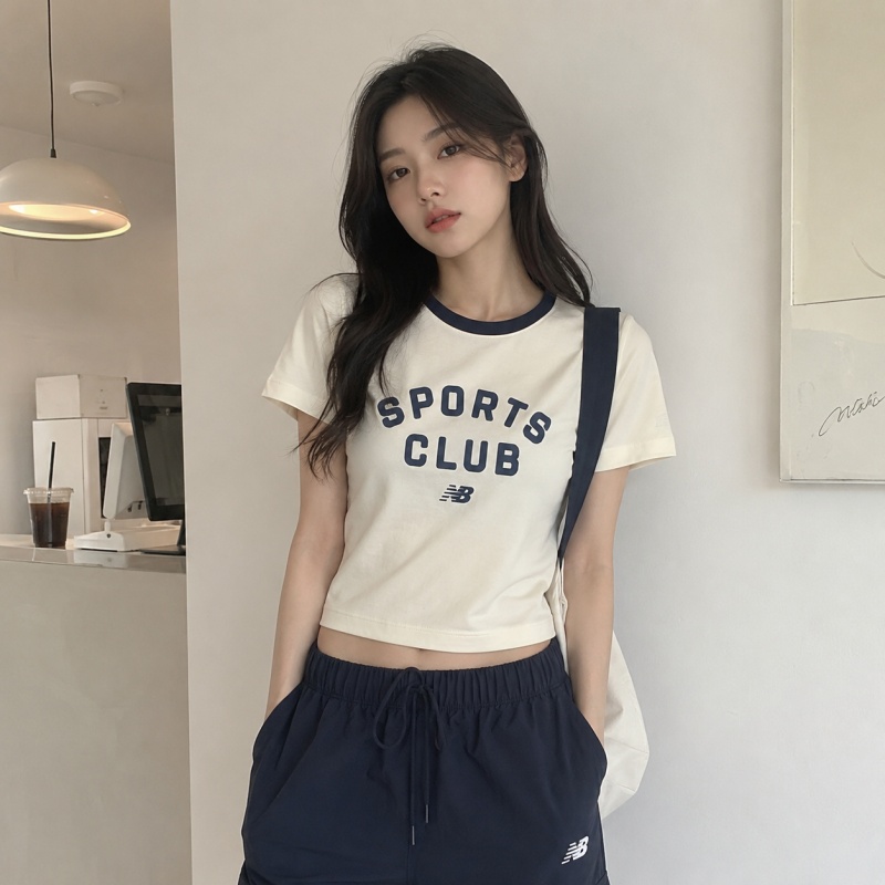 New Balance 紐巴倫 NEW BALANCE 短T NB 米白 藍LOGO 短版 短袖 上衣 女 WT62T7UMNNY