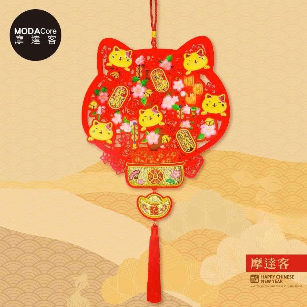 摩達客 春節開運 精緻刺繡滿滿招財貓千萬兩流蘇吊飾掛飾