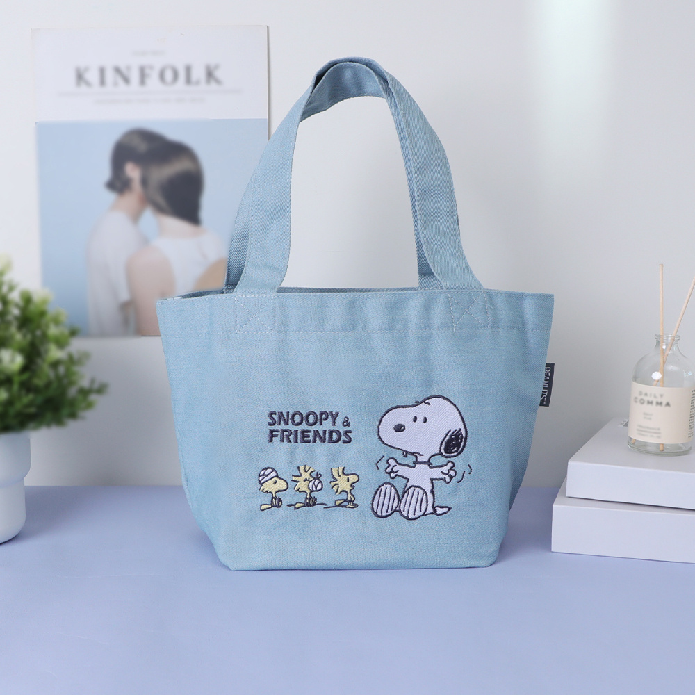 SNOOPY 史努比 Peanuts史努比牛仔風刺繡手提袋 M Size友你真好-Snoopy 雙面便當袋