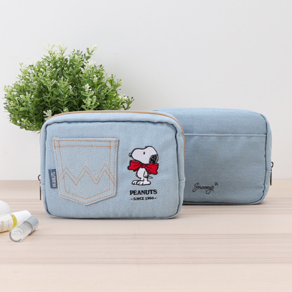 SNOOPY 史努比 Peanuts史努比牛仔風口袋收納包 蝴蝶結-復古丹寧刺繡化妝包