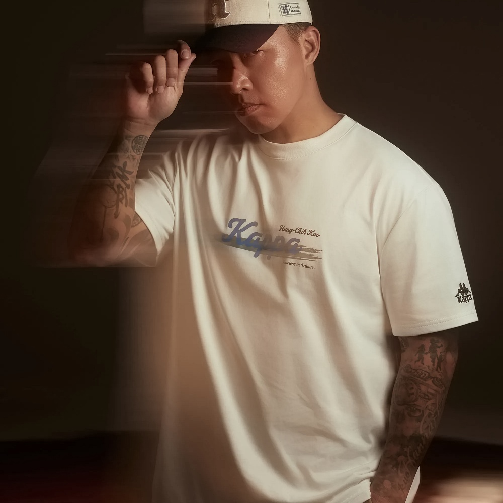 Kappa Kappa x 郭泓志K系列 手寫字樣短袖T-Shirt 軍綠 332H6MW406