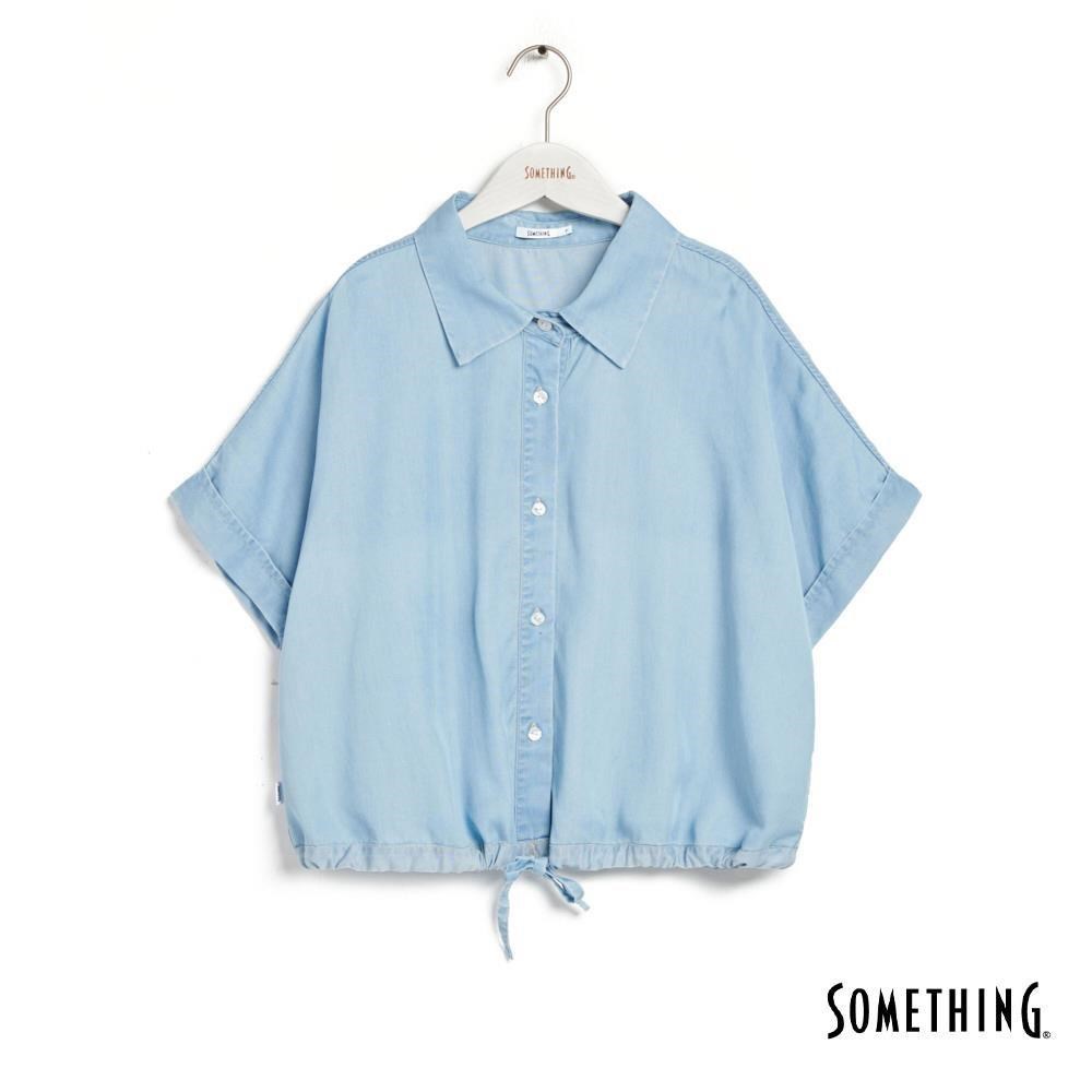 SOMETHING 女裝 下擺剪接牛仔短袖襯衫 (漂淺藍)
