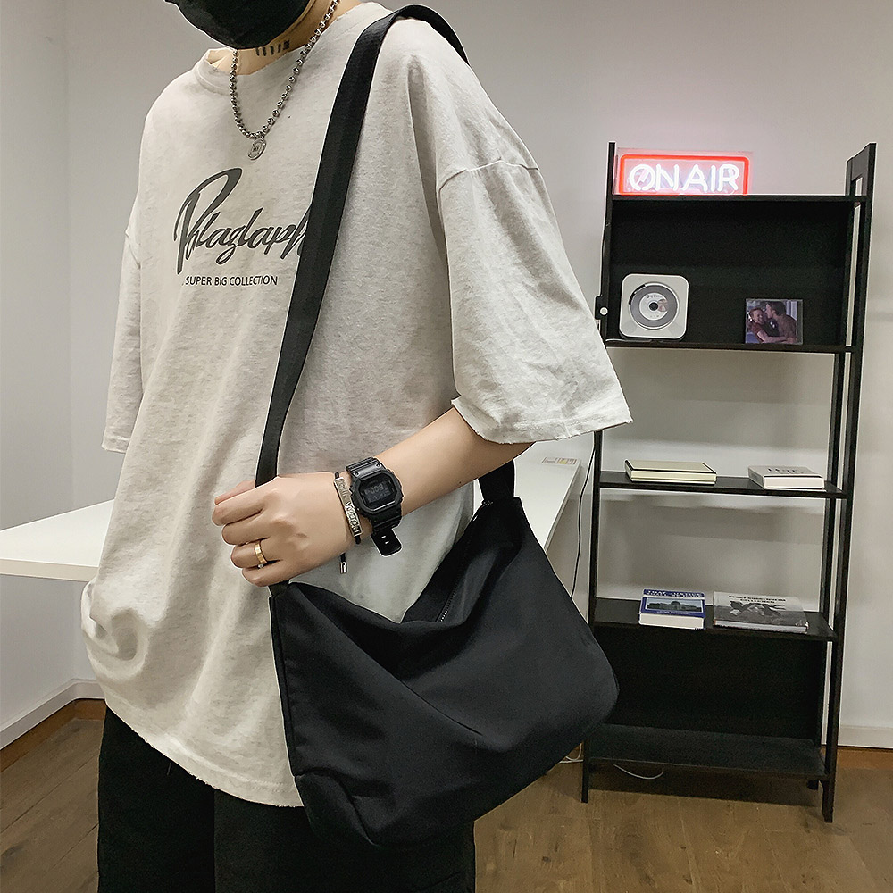 E.City 個性風證件單肩斜挎包餃子包
