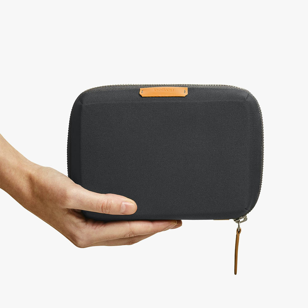 Bellroy Tech Kit Compact 硬殼周邊小收納包 - 黑色格紋