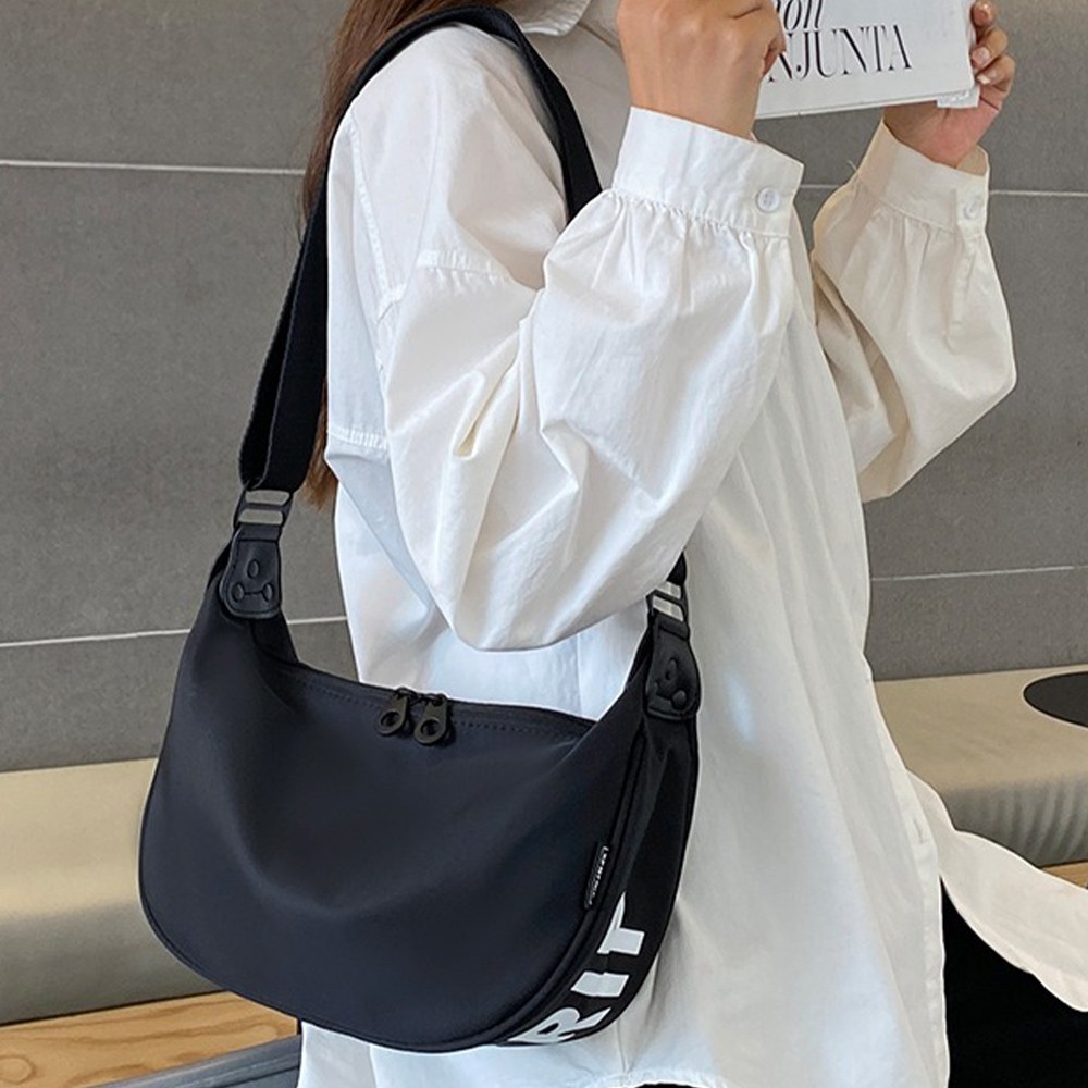 LEESA 凱莉流行商品館 女生包包 寬肩帶 簡約字母 包包女 斜背包 大容量包包 側背包 1005