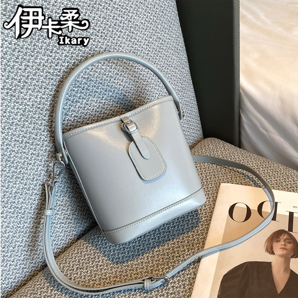 Ikary 伊卡柔 復古真皮斜跨手提水桶包5517-淺藍