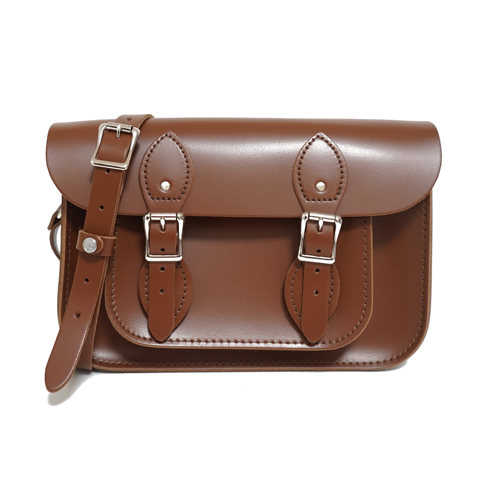 【The Leather Satchel Co.】11吋 英國手工牛皮劍橋包 肩背包 側肩包 手拿包 磁釦與皮帶固定環貼心設計 (栗木棕)