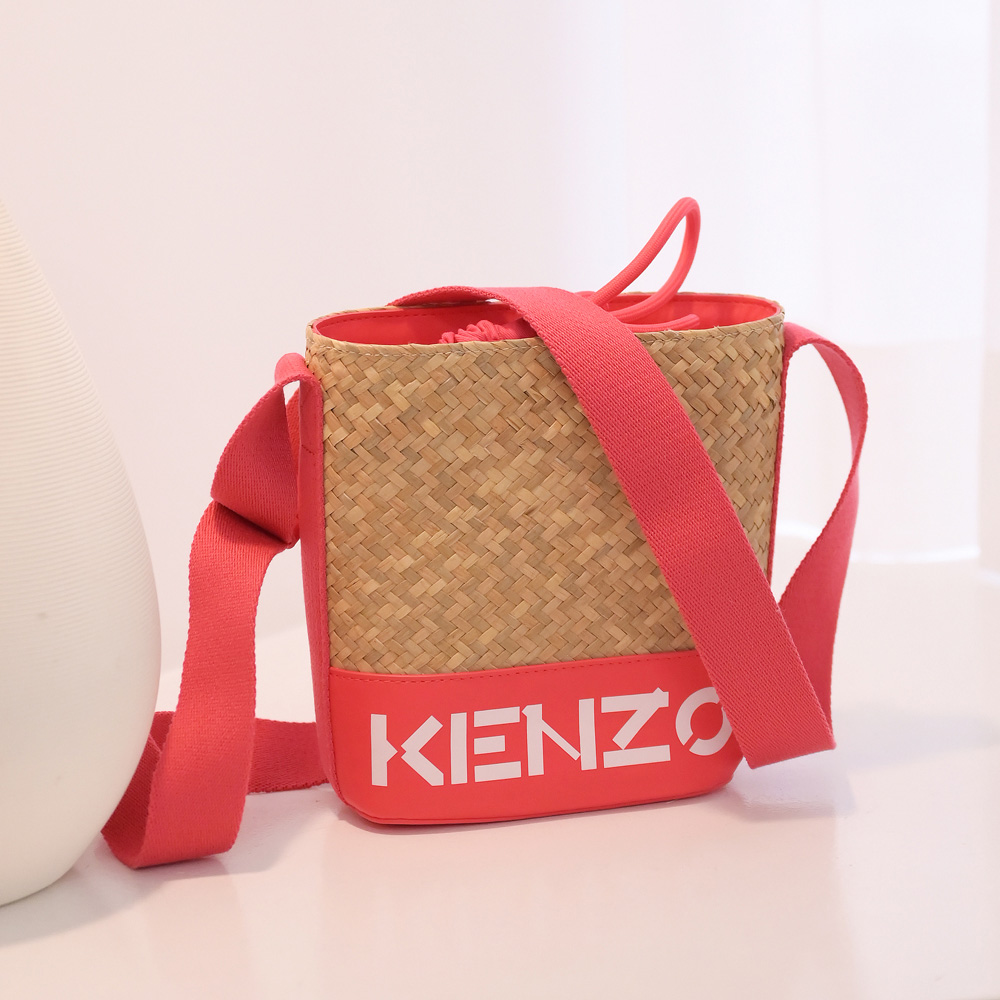 KENZO 高田賢三 簡約英字LOGO草編斜背抽繩束口水桶包.桃邊