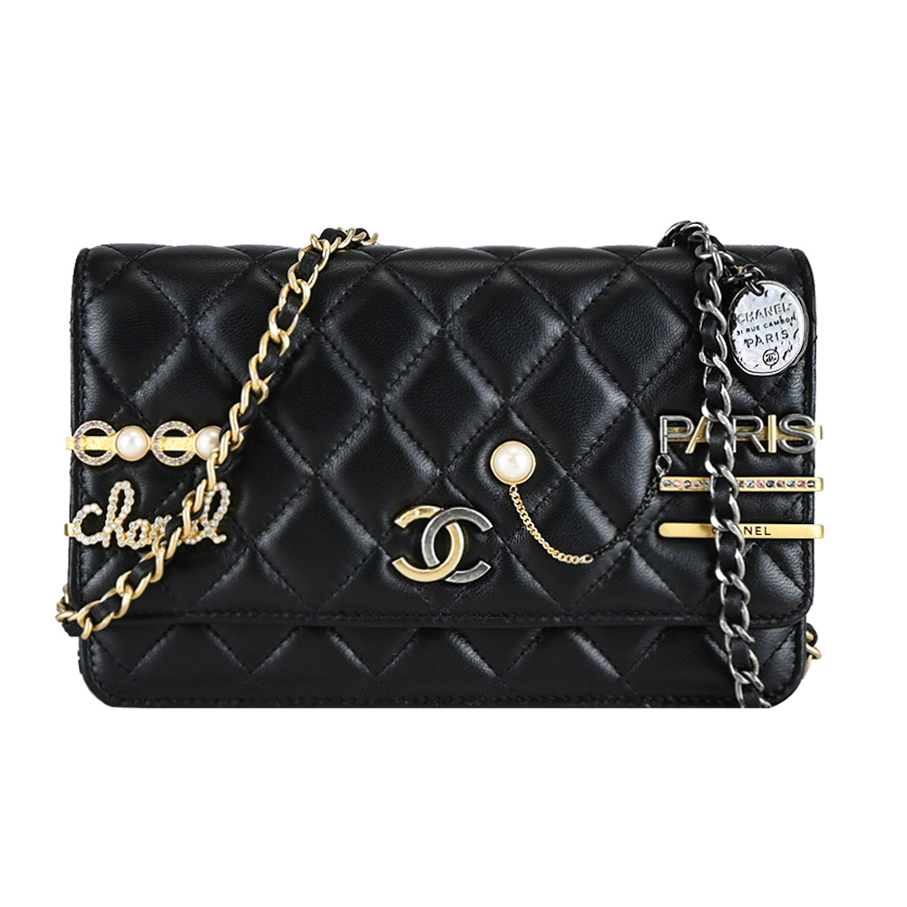 CHANEL 香奈兒 經典金屬LOGO菱紋小羊皮珍珠水鑽造型WOC斜背包(黑色)