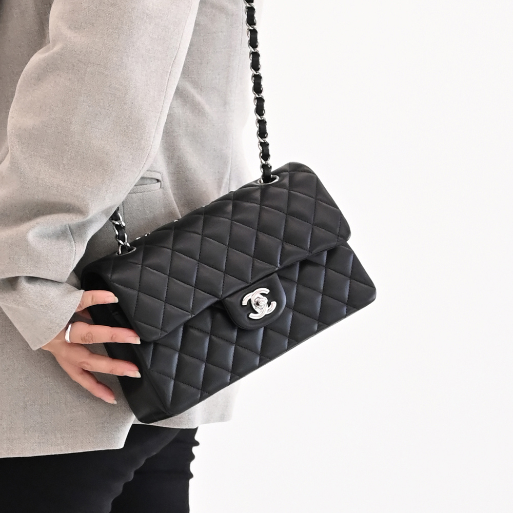 CHANEL 香奈兒 COCO 經典雙C LOGO菱格紋小羊皮金鍊包.黑/銀 23CM