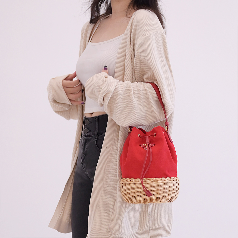 PRADA 普拉達 三角LOGO帆布草編拼接手提兩用水桶包.紅
