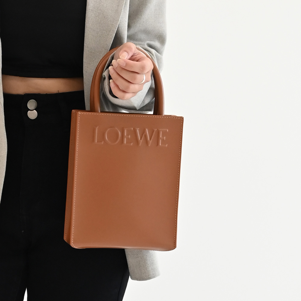 LOEWE 羅威 Standard A5 浮雕LOGO小牛皮手提兩用包.棕