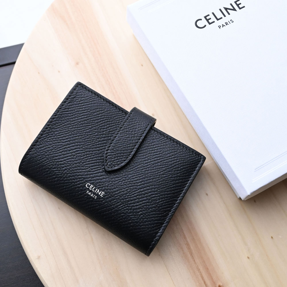 CELINE Fine Strap 燙銀LOGO粒面小牛皮扣式三折短夾.黑