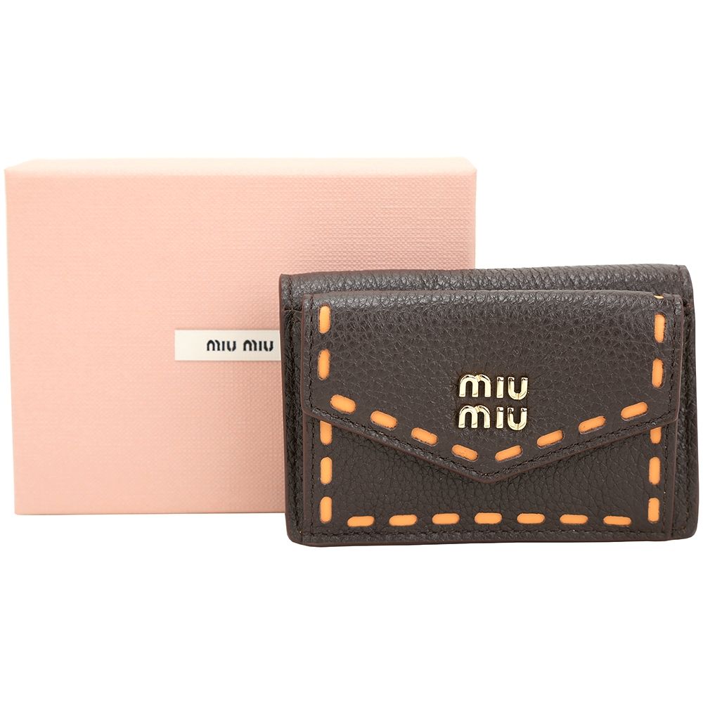 Miu Miu 金屬字母荔紋牛皮明線撞色三折迷你釦式短夾(咖啡色)