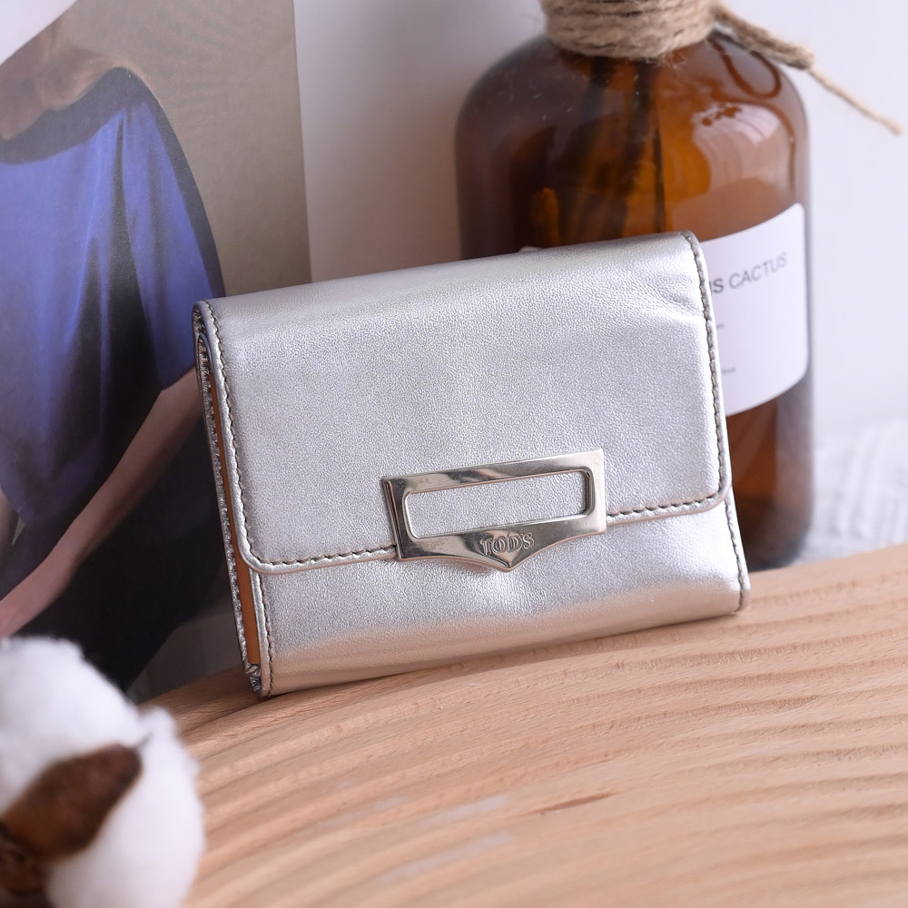 TOD'S 亮漆皮銀釦三摺短夾.銀色【全新福利品】