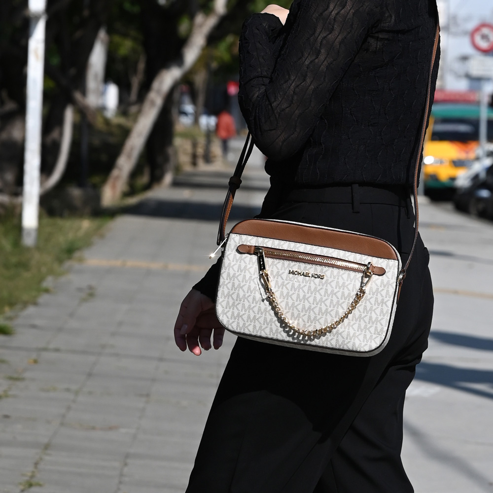 Michael Kors JET SET ITEM 滿版MK拼接斜背方包.咖白