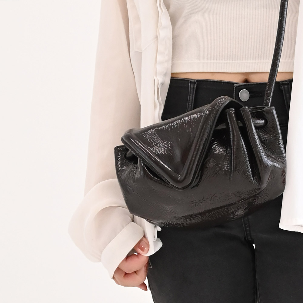 BOTTEGA VENETA 寶緹嘉 Beak 亮面漆皮翻蓋斜背包.深咖