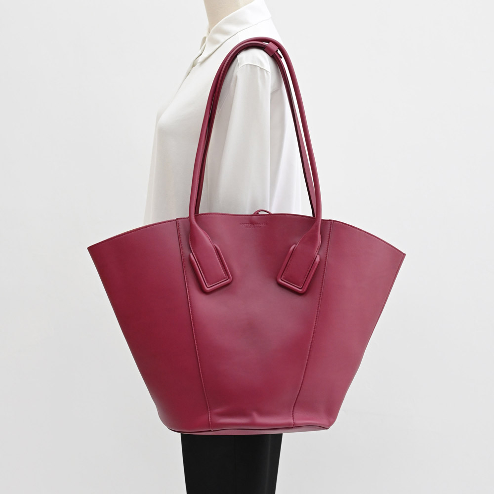 BOTTEGA VENETA 寶緹嘉 大容量小牛皮肩背托特包.紫紅