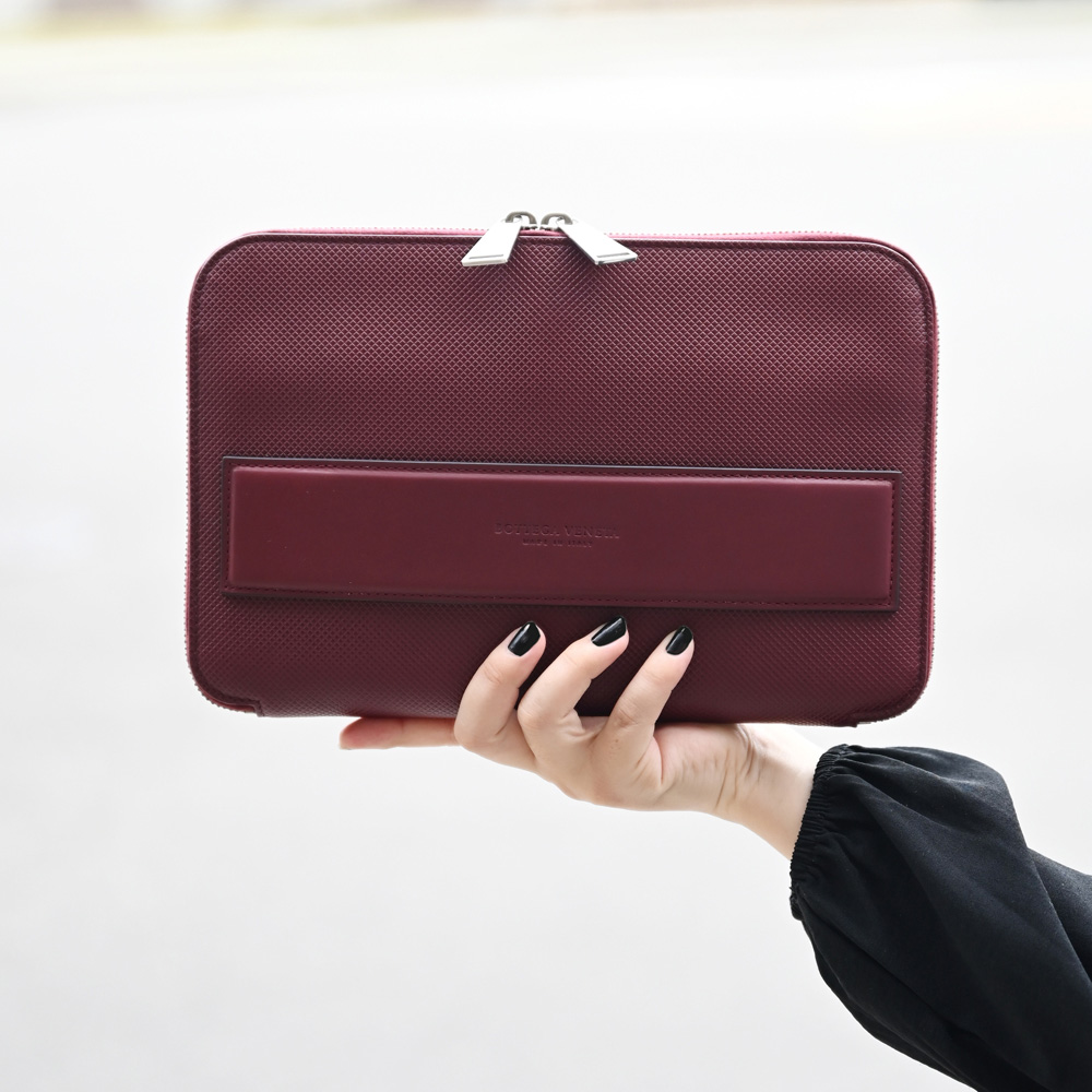BOTTEGA VENETA 壓印LOGO 防刮素面手拿包酒紅