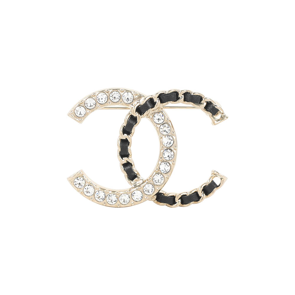 CHANEL 香奈兒 CC Logo 水鑽及皮穿鍊設計胸針(金色)