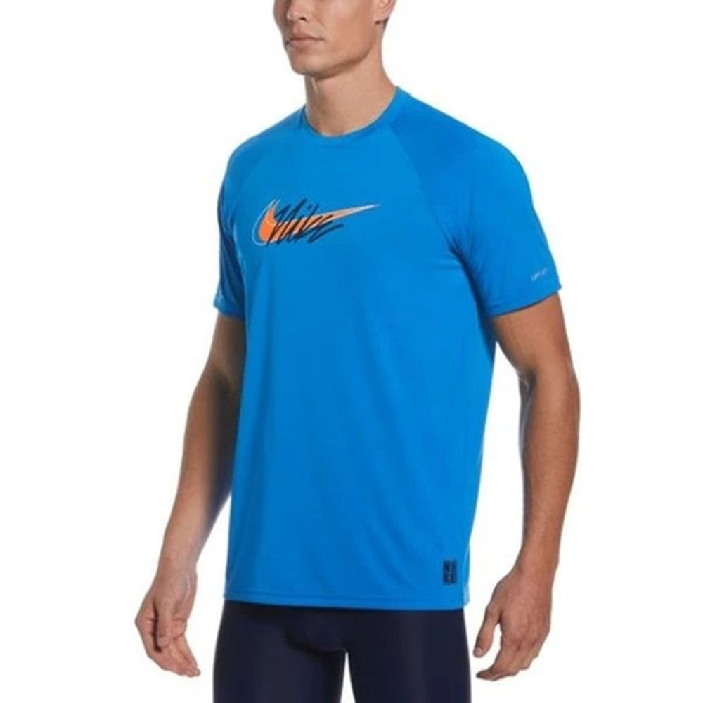 NIKE 耐吉 SCRIPT LOGO 成人男性短袖防曬衣 相片藍 NESSC653-458