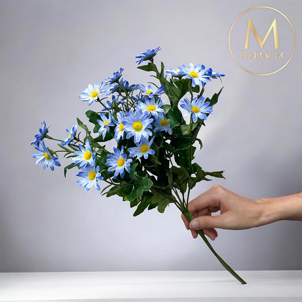 FLORAL M 花藝 英式花園優雅藍小雛菊仿真花花材（1入組）仿真花 人造花 假花 裝飾花 花藝材料 居家擺設 仿真花束 乾燥花替代 不凋謝花 高擬真花 插花材料 攝影道具 商業佈置 室內裝飾 花藝設計