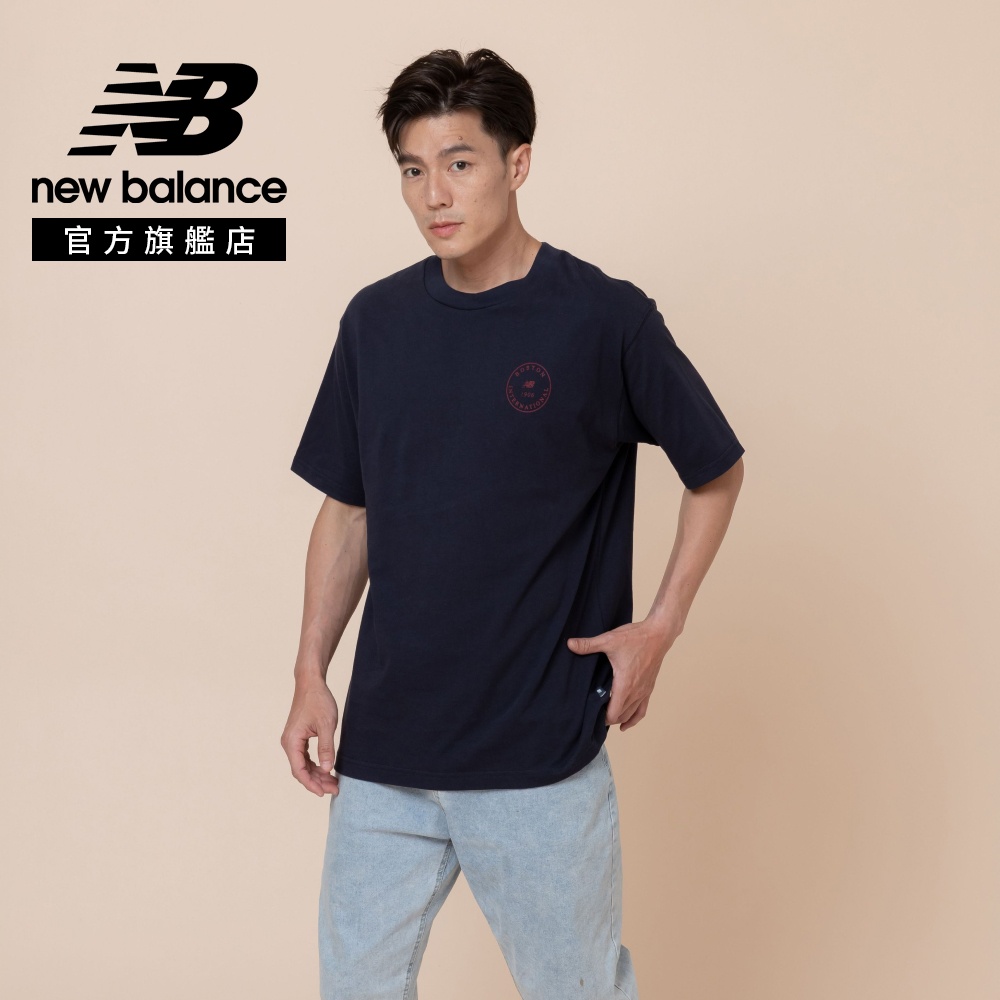 New Balance 紐巴倫 [New Balance]郵票印花短袖上衣_男性_深藍色_MT6242ANDNT 版型偏大