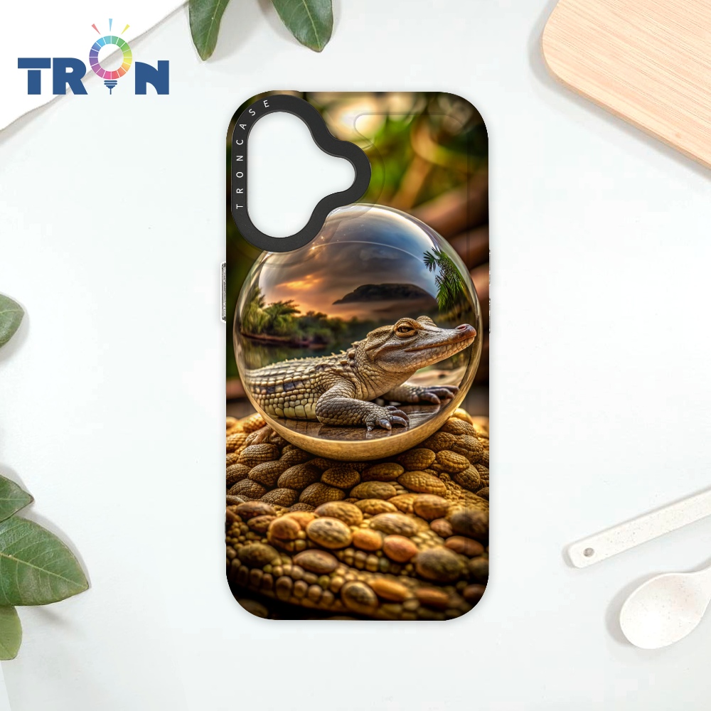 TRON IPhone 16 水晶球裡的動物們-2 太空殼 透黑款 手機殼