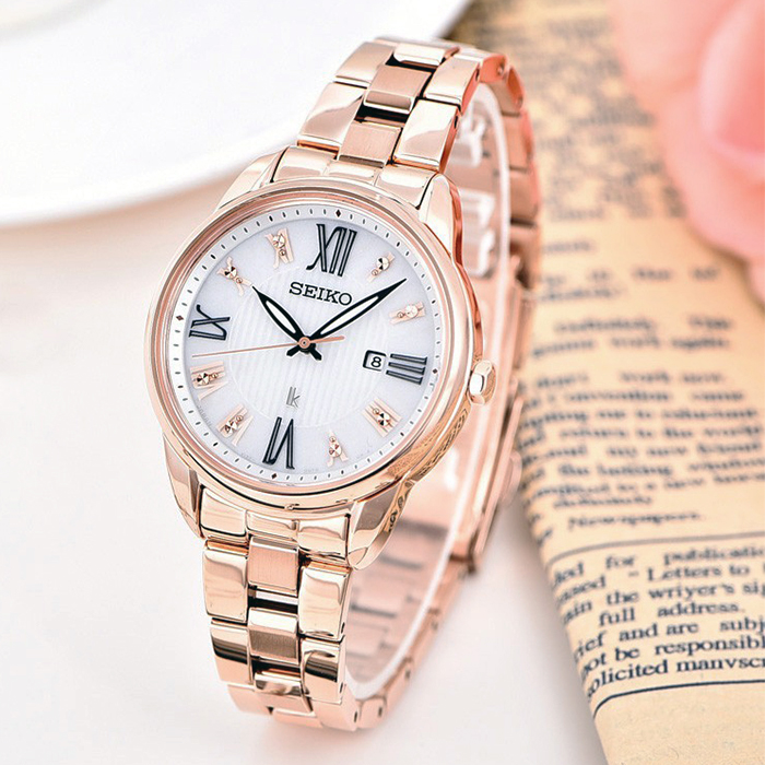 SEIKO 精工 LUKIA 廣告款 SUT364J1 羅馬字 鋼錶帶 太陽能女錶 V137-0DC0K 玫瑰金 33mm